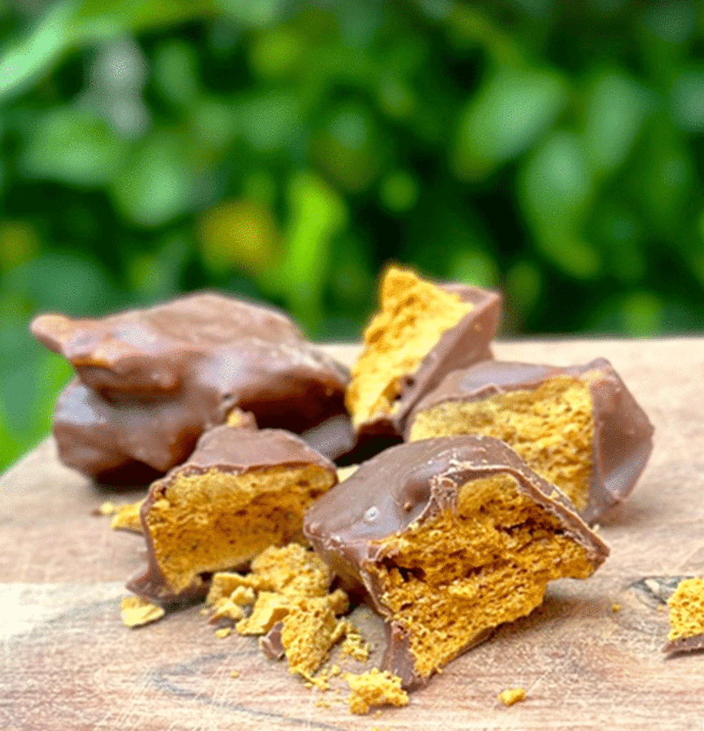 Crunchy honeycomb and chocolate pieces.